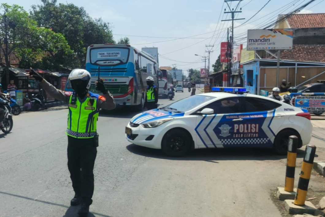 Enam Kali One Way, Polres Garut Urai Kepadatan Arus Mudik di Limbangan-Malangbong